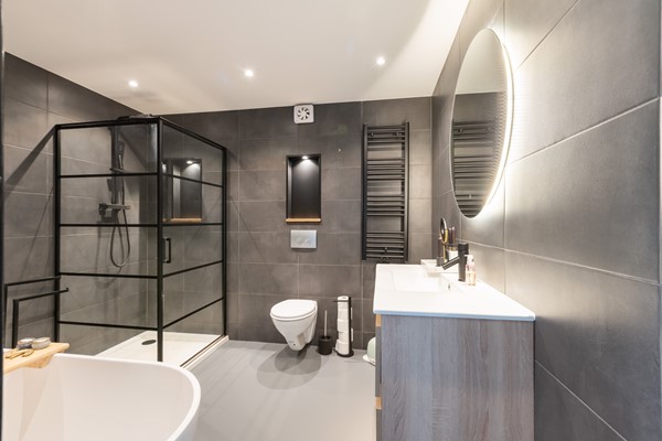 Foto - Verkocht onder voorbehoud: Instapklare tussenwoning op een rustige, autoluwe locatie!